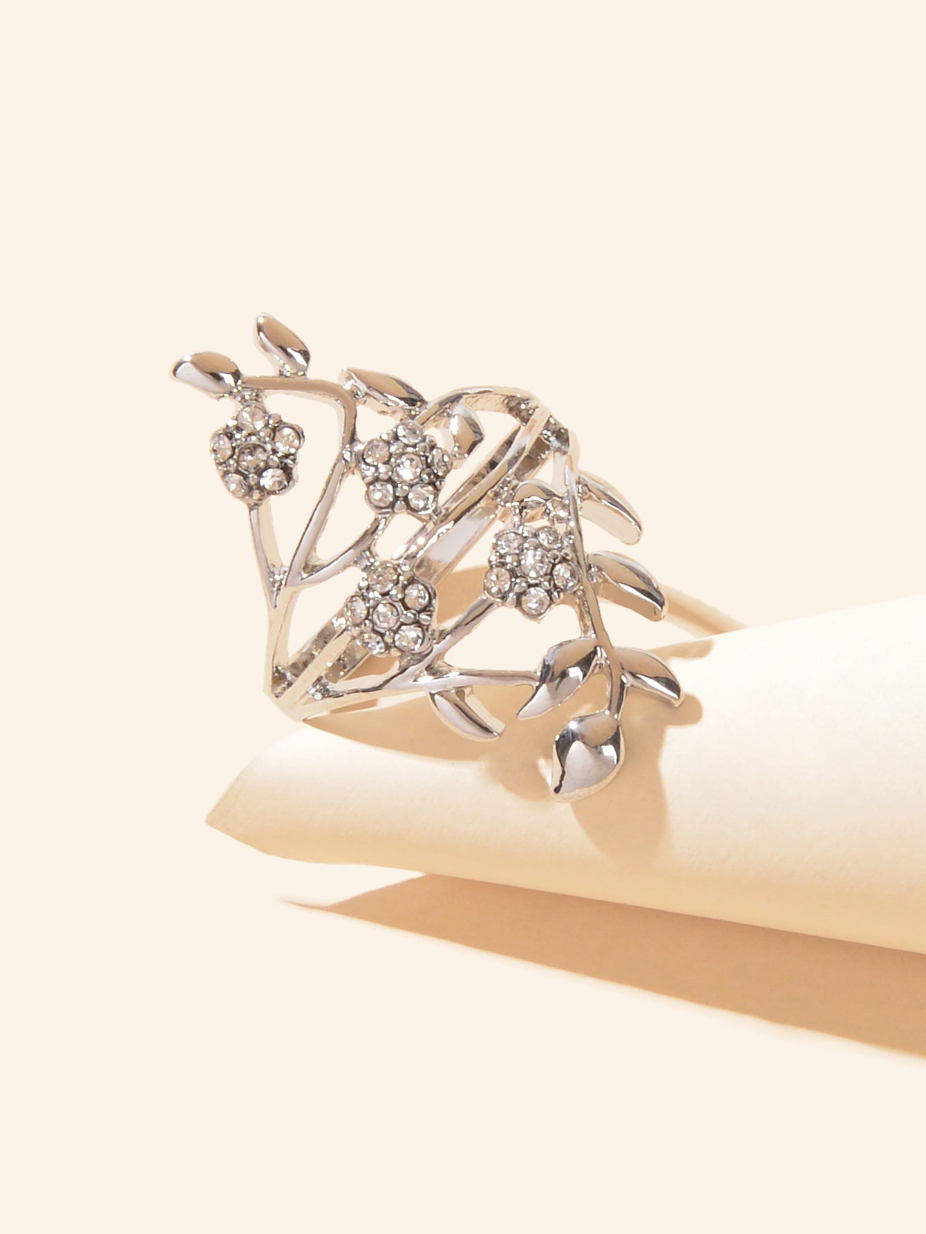 Luxurious Rhinestone Decor Silver Hollow Flower Leaf Finger Engagement Gift Ring