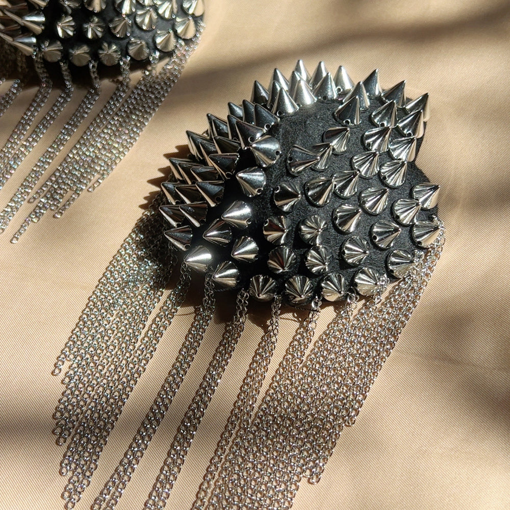 2pcs Fashionable Rivet Fringe Shoulder Epaulet Brooch Edgy Accessories
