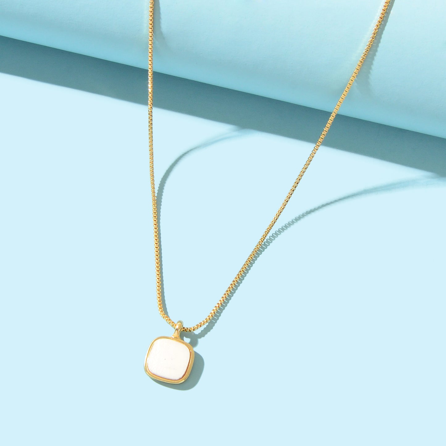Stylish Jewelry Golden Chain White Square Pendant Necklace for Women Fashion Accessories
