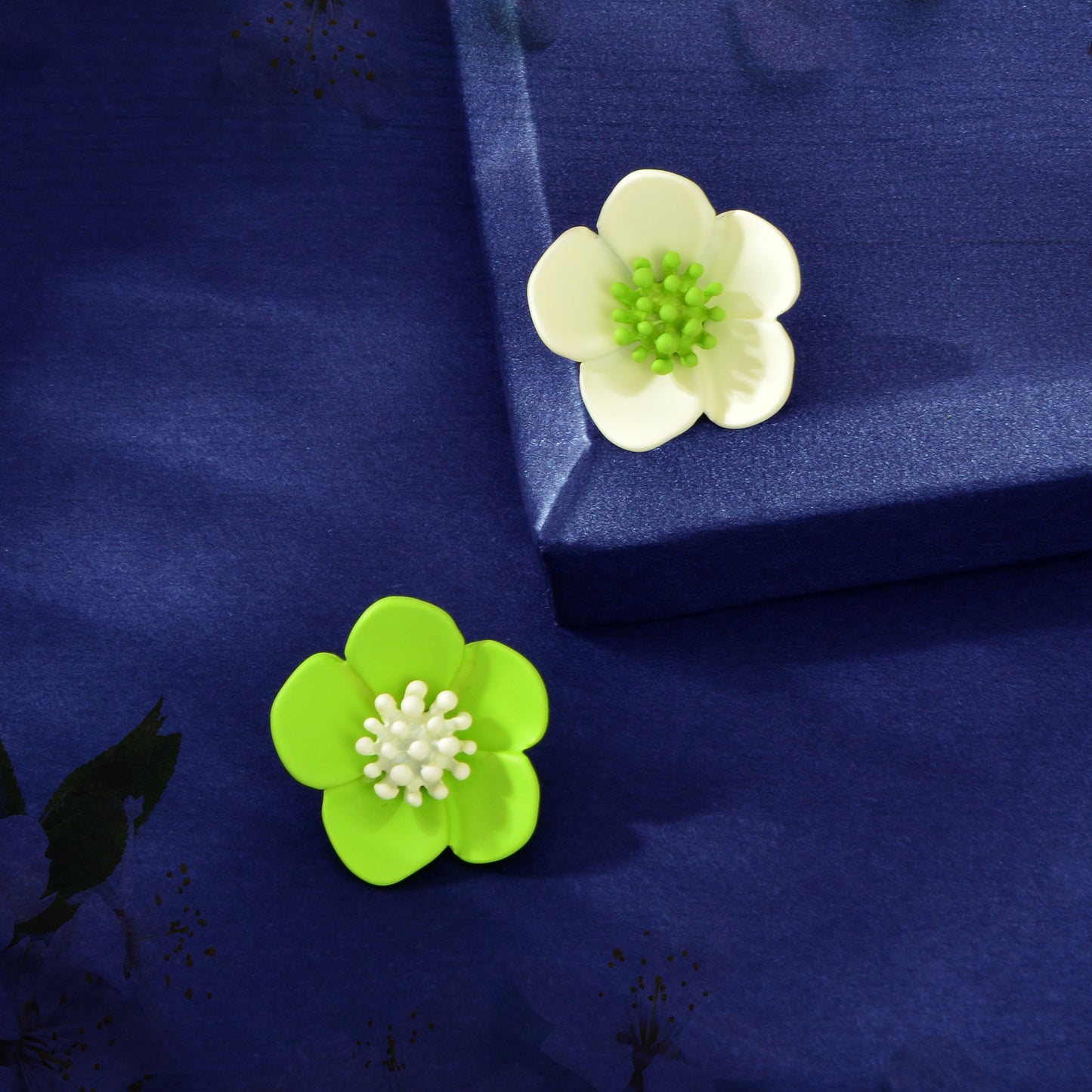 Asymmetrical Design White Pink Flower Shaped Daisy Stud Hypoallergenic Earrings