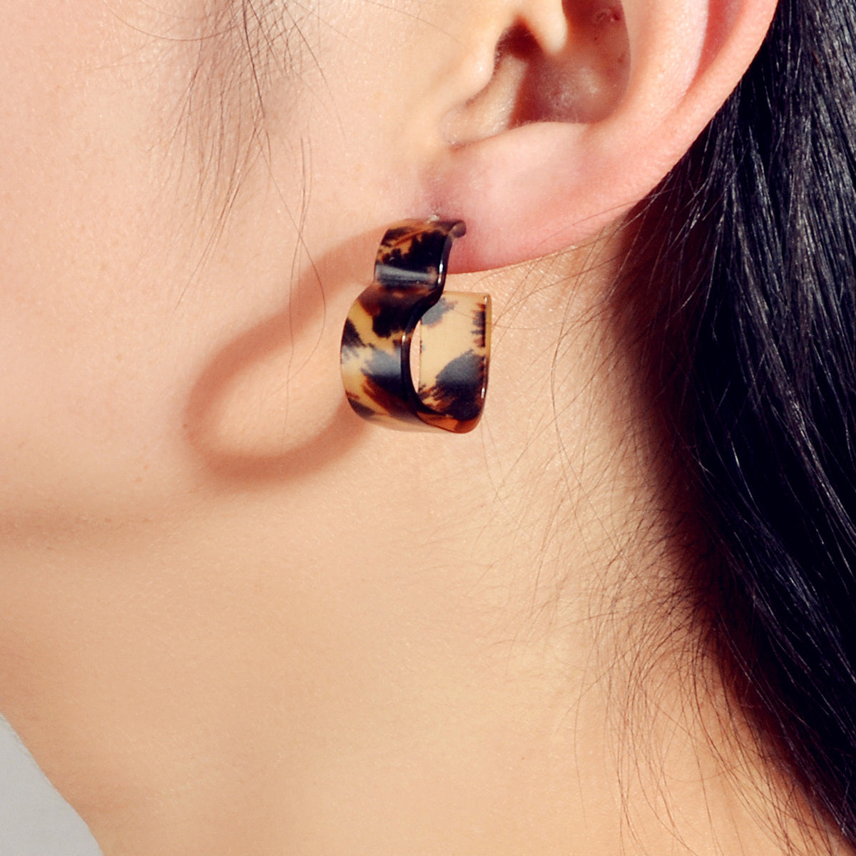 Designer Jewelry Trendy Brown Leopard Resin Acrylic Heart Stud Pierced Earrings
