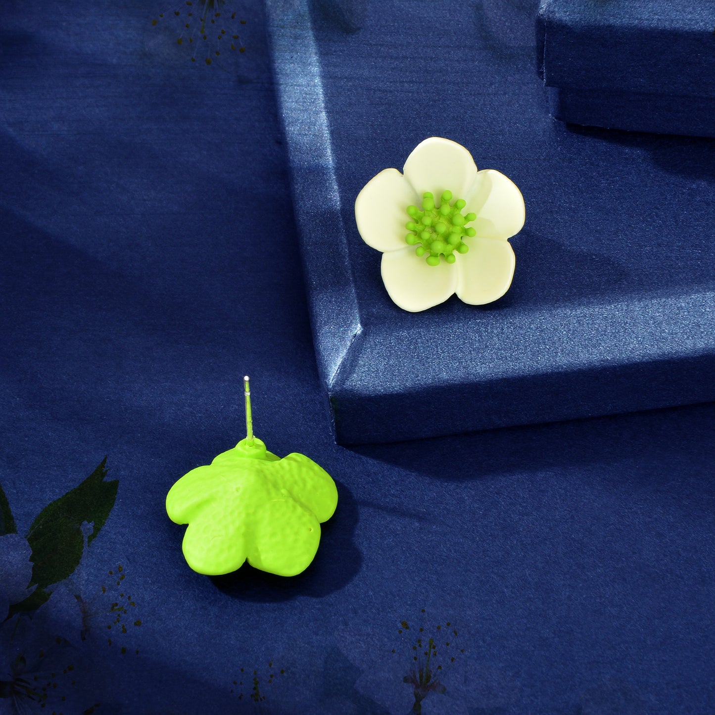 Asymmetrical Design White Pink Flower Shaped Daisy Stud Hypoallergenic Earrings