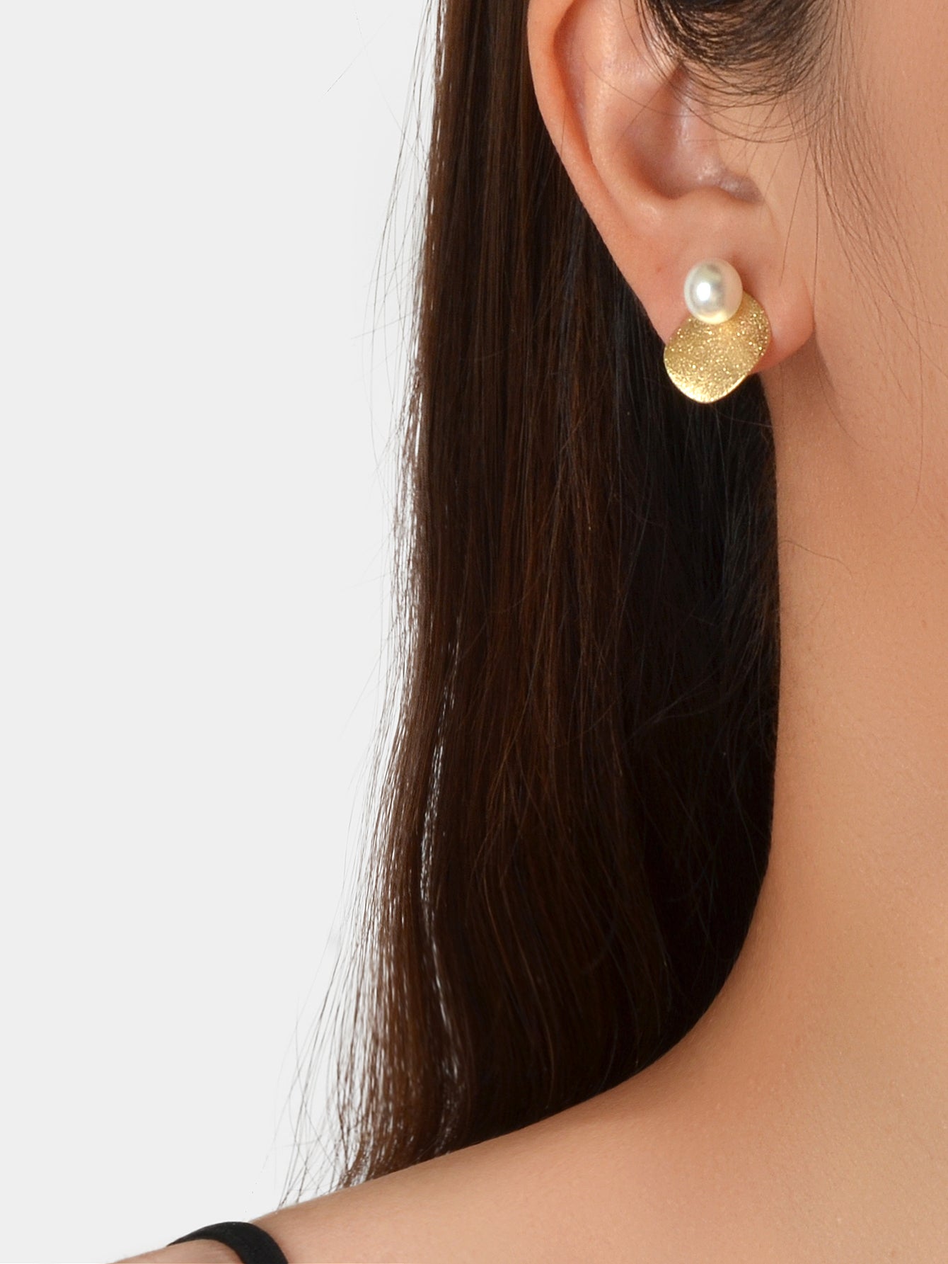 Gold Plated Retro Designer Jewellery Pearl Decoration Disc Stud Pierced Earrings