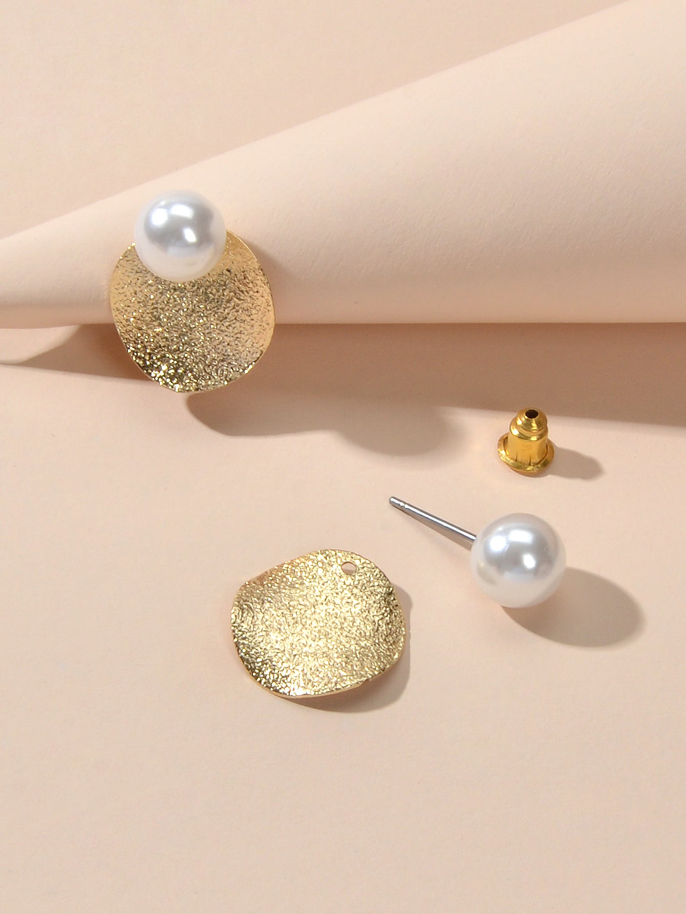 Gold Plated Retro Designer Jewellery Pearl Decoration Disc Stud Pierced Earrings