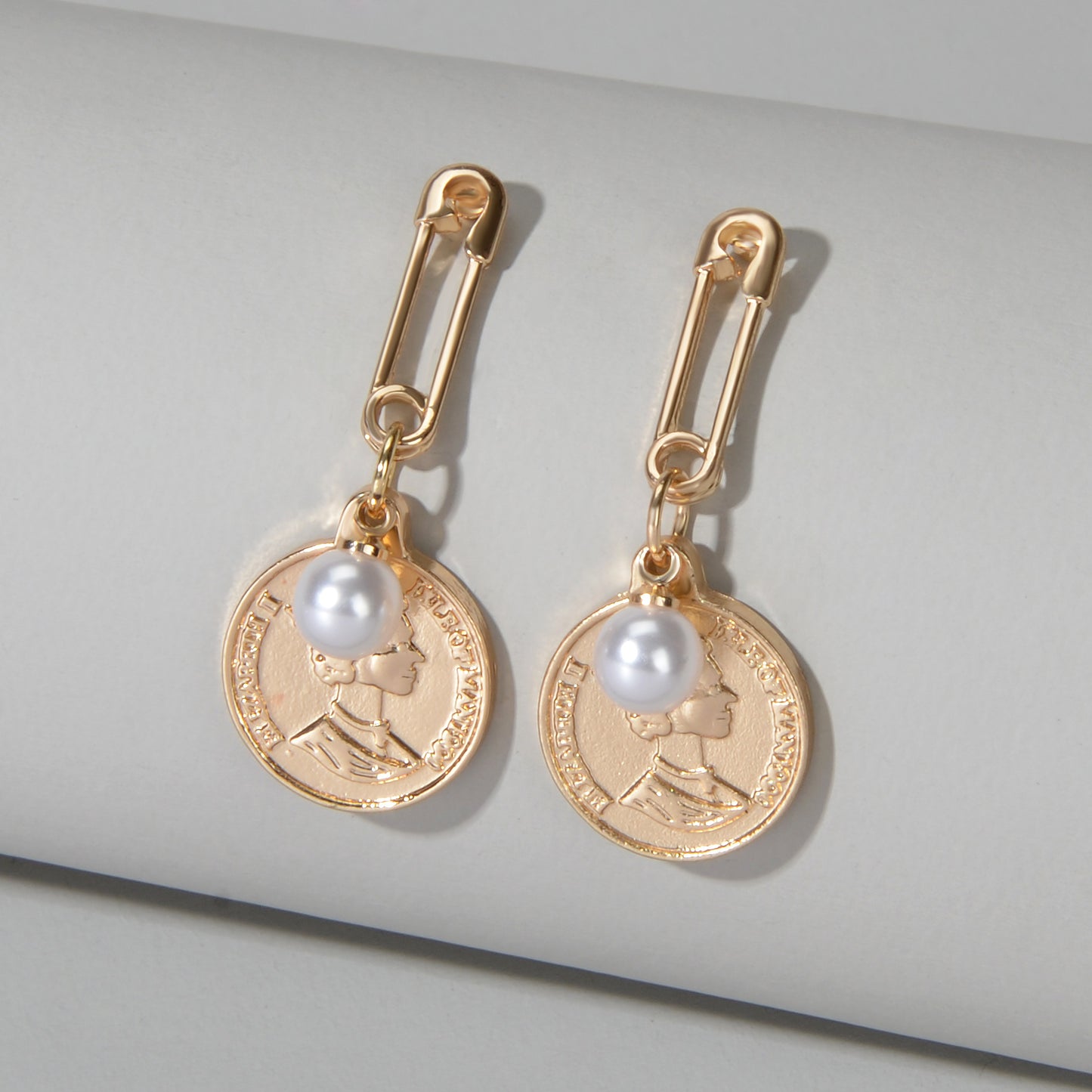 Classics Designer Jewellery Pearl Pin Shape Portrait Cion Charm Dangle Earrings