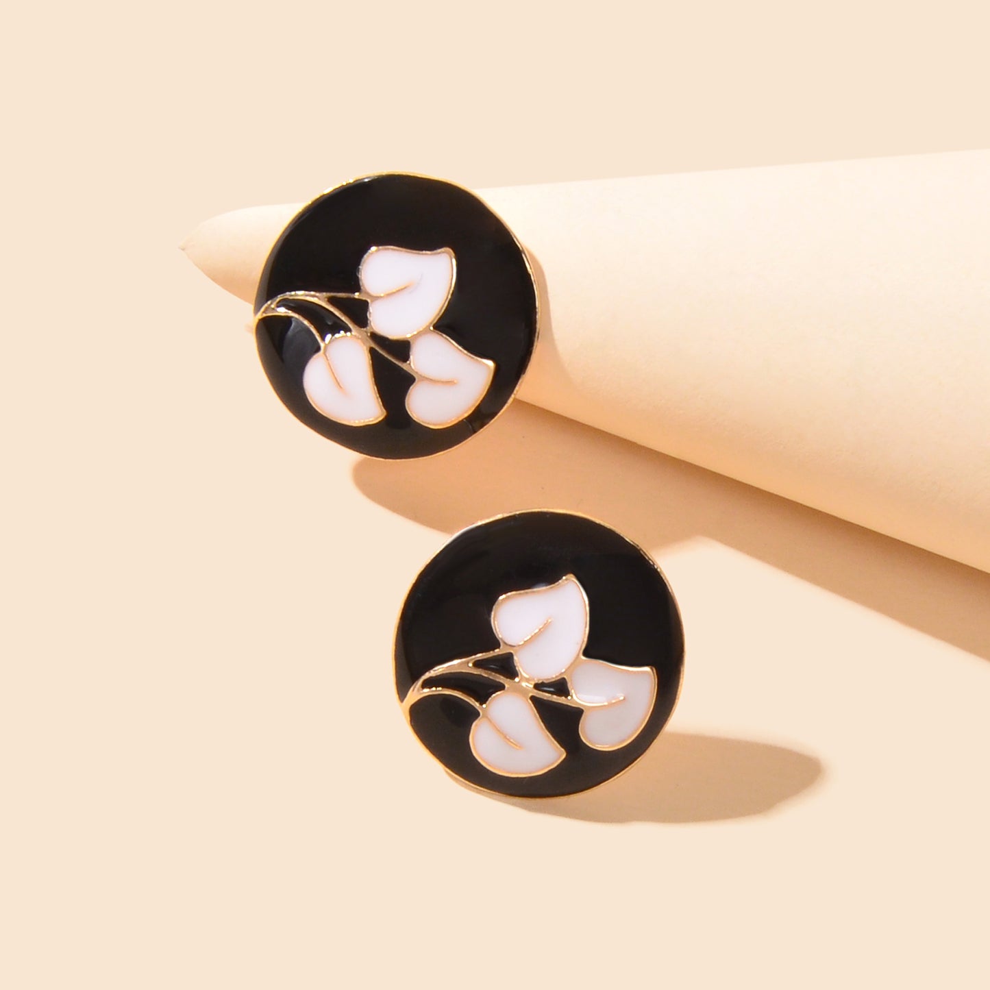 Retro Party Daily Jewelry Women White Leaf Black Round Enamel Stud Earrings