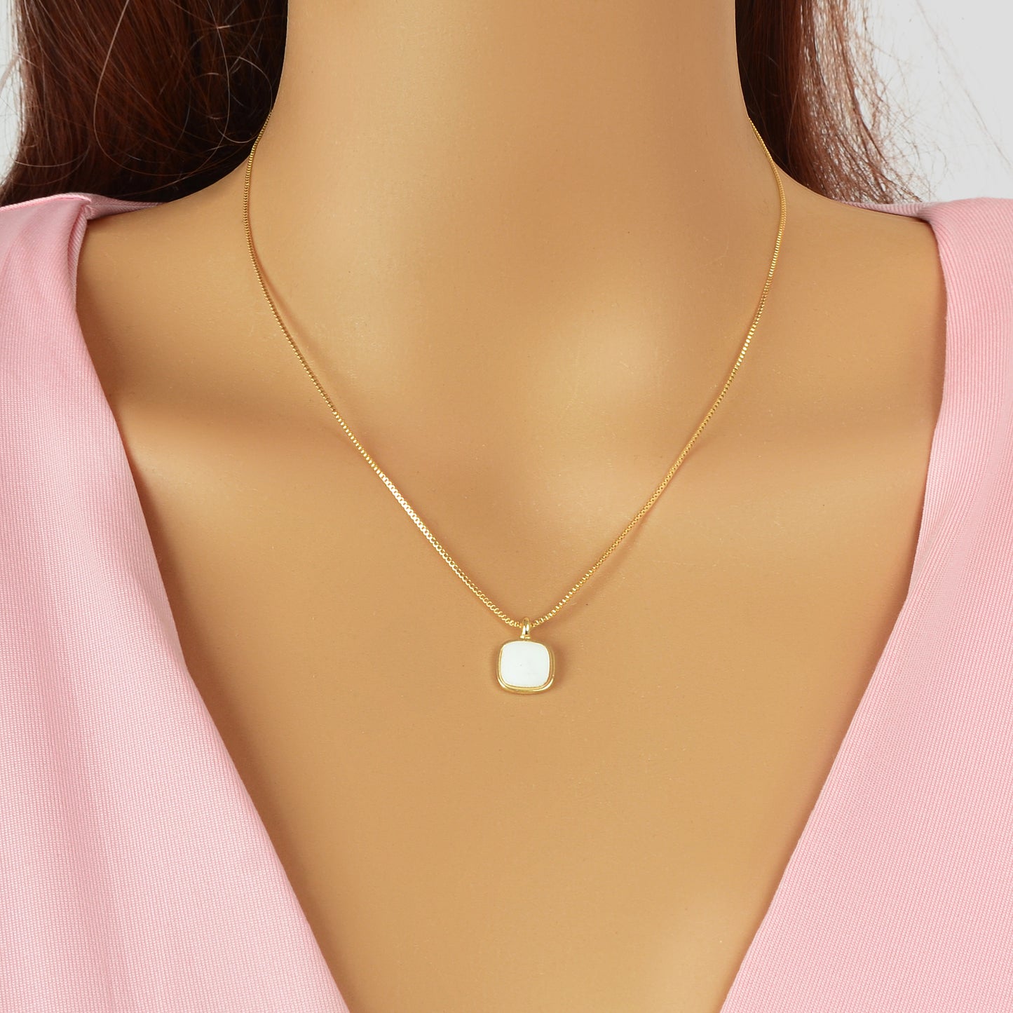 Stylish Jewelry Golden Chain White Square Pendant Necklace for Women Fashion Accessories