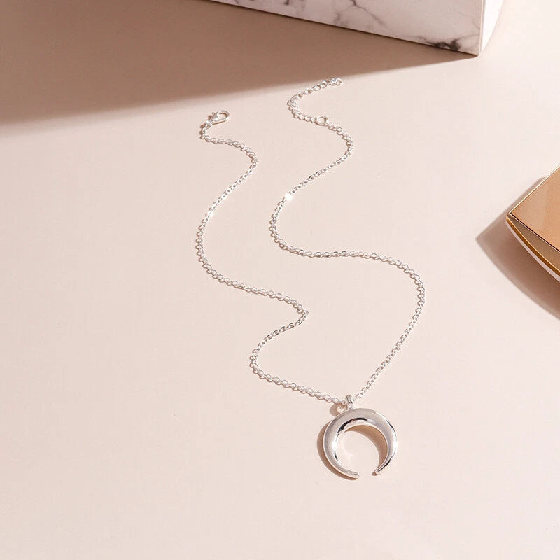 Trendy Horn Pendant Necklace Woman Teens Half Moon Crescent Charm Accessories