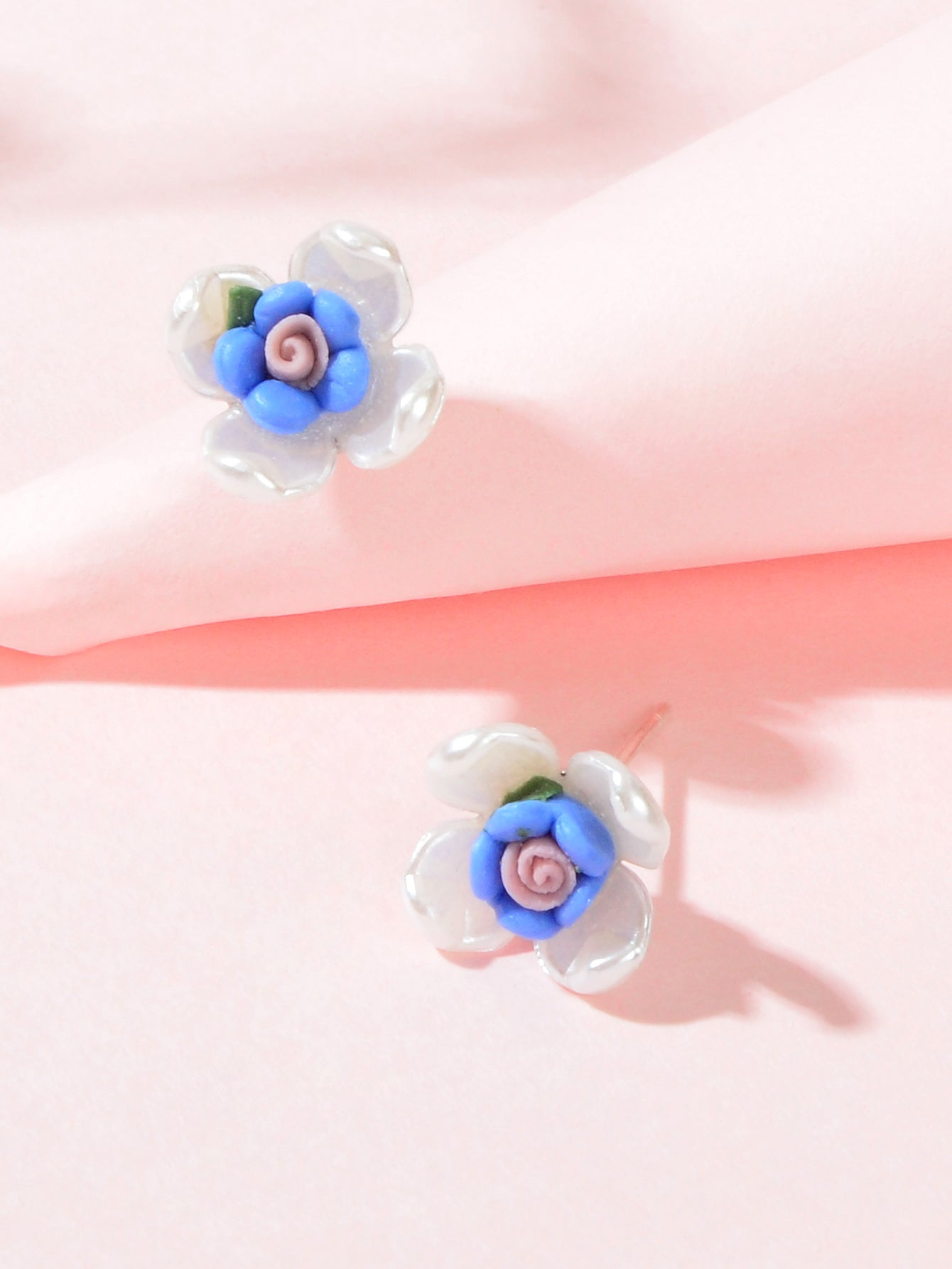 Sweet Elegant White Blue Resin Petal Hypoallergenic Chic Flower Stud Earrings
